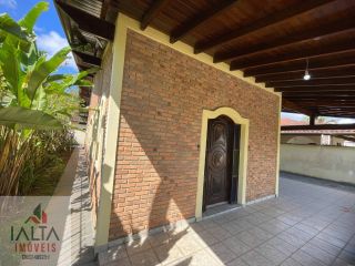 Casa de esquina com 4 quartos na Maranduba