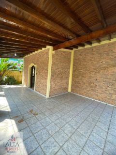 Casa de esquina com 4 quartos na Maranduba