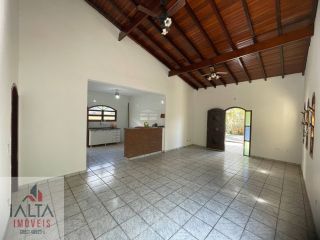 Casa de esquina com 4 quartos na Maranduba