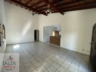 Casa de esquina com 4 quartos na Maranduba