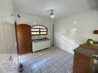 Casa de esquina com 4 quartos na Maranduba
