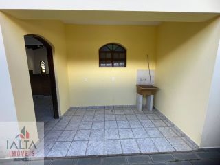 Casa de esquina com 4 quartos na Maranduba