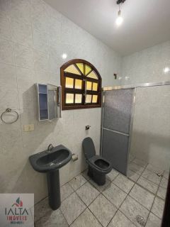 Casa de esquina com 4 quartos na Maranduba