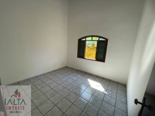 Casa de esquina com 4 quartos na Maranduba