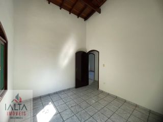 Casa de esquina com 4 quartos na Maranduba