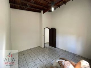 Casa de esquina com 4 quartos na Maranduba