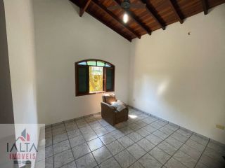 Casa de esquina com 4 quartos na Maranduba