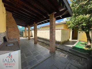 Casa de esquina com 4 quartos na Maranduba