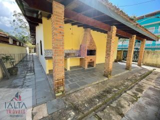 Casa de esquina com 4 quartos na Maranduba