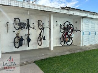 Charmoso Apartamento a 50m da Orla do Itaguá com 2 Suítes, Lazer e Vaga Coberta