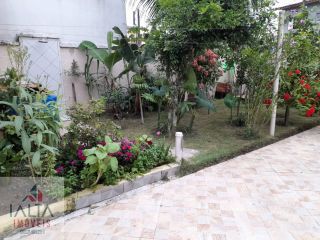 Sobrado Próximo à Praia com 3 Suítes, Área Gourmet e Amplo Jardim Frutífero