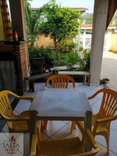 Sobrado Próximo à Praia com 3 Suítes, Área Gourmet e Amplo Jardim Frutífero