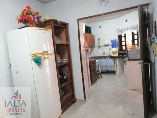 Sobrado Próximo à Praia com 3 Suítes, Área Gourmet e Amplo Jardim Frutífero