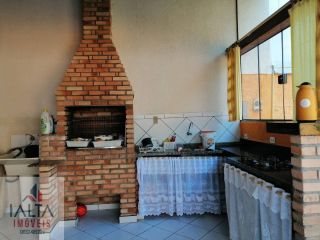 Sobrado Próximo à Praia com 3 Suítes, Área Gourmet e Amplo Jardim Frutífero