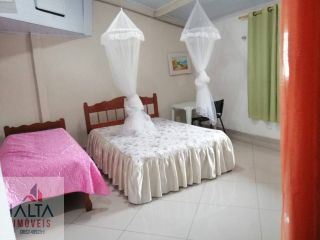 Sobrado Próximo à Praia com 3 Suítes, Área Gourmet e Amplo Jardim Frutífero