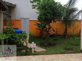 Sobrado Próximo à Praia com 3 Suítes, Área Gourmet e Amplo Jardim Frutífero