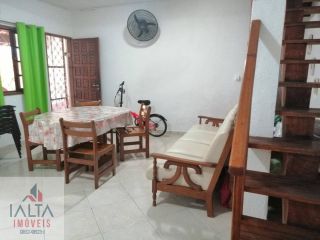 Sobrado Próximo à Praia com 3 Suítes, Área Gourmet e Amplo Jardim Frutífero