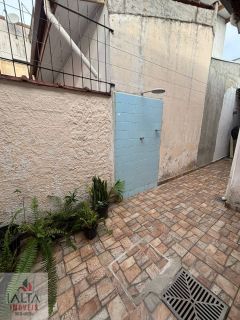 Casa Ampla com 2 Dormitórios em Rua Tranquila Próxima ao Comércio Central de Ubatuba