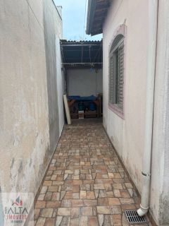 Casa Ampla com 2 Dormitórios em Rua Tranquila Próxima ao Comércio Central de Ubatuba