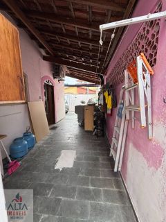 Casa Ampla com 2 Dormitórios em Rua Tranquila Próxima ao Comércio Central de Ubatuba