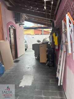 Casa Ampla com 2 Dormitórios em Rua Tranquila Próxima ao Comércio Central de Ubatuba