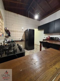 Casa Ampla com 2 Dormitórios em Rua Tranquila Próxima ao Comércio Central de Ubatuba