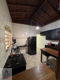 Casa Ampla com 2 Dormitórios em Rua Tranquila Próxima ao Comércio Central de Ubatuba