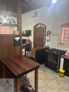Casa Ampla com 2 Dormitórios em Rua Tranquila Próxima ao Comércio Central de Ubatuba