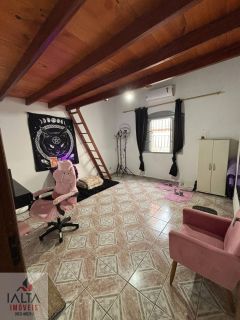 Casa Ampla com 2 Dormitórios em Rua Tranquila Próxima ao Comércio Central de Ubatuba