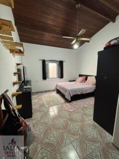 Casa Ampla com 2 Dormitórios em Rua Tranquila Próxima ao Comércio Central de Ubatuba