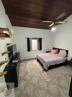 Casa Ampla com 2 Dormitórios em Rua Tranquila Próxima ao Comércio Central de Ubatuba