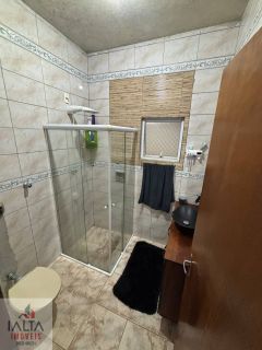 Casa Ampla com 2 Dormitórios em Rua Tranquila Próxima ao Comércio Central de Ubatuba