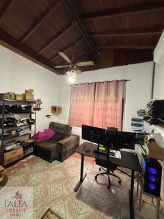 Casa Ampla com 2 Dormitórios em Rua Tranquila Próxima ao Comércio Central de Ubatuba