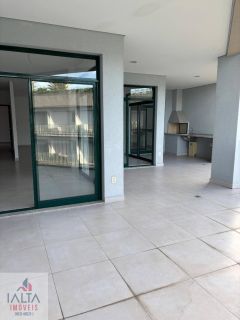 Cobertura de alto padrão com vista para o mar a apenas 50 metros da orla da Praia Grande!
