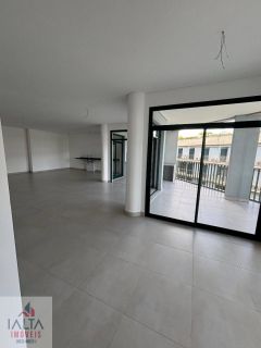 Cobertura de alto padrão com vista para o mar a apenas 50 metros da orla da Praia Grande!