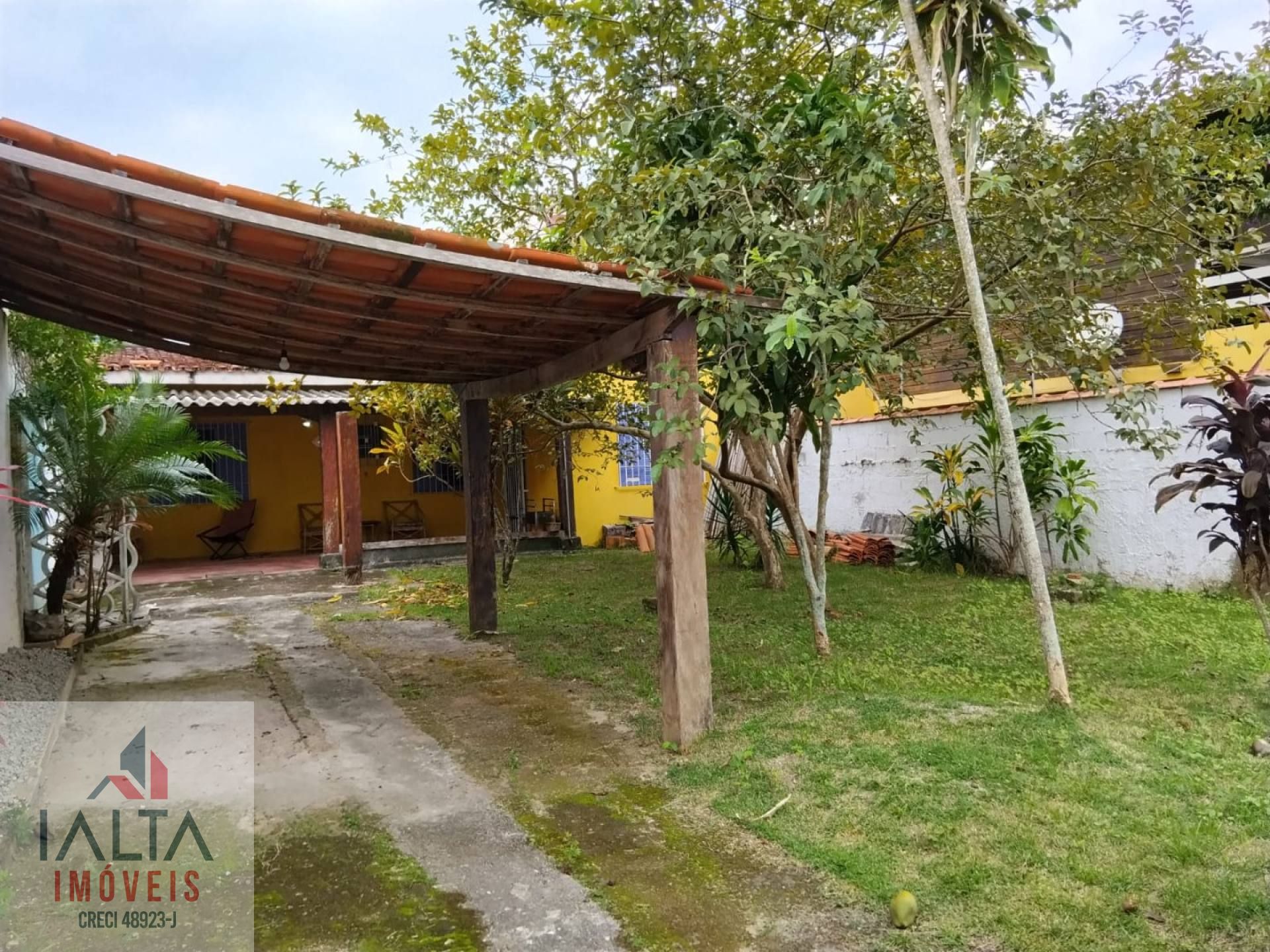 OPORTUNIDADE NA PRAIA MARTIM DE SÁ – CARAGUATATUBA  Excelente imóvel localizado em uma das regiões mais valorizadas do litoral norte paulista, em rua tranquila e a apenas 200 metros da Praia Martim de Sá.  Com amplo terreno e grande potencial para ampliaç