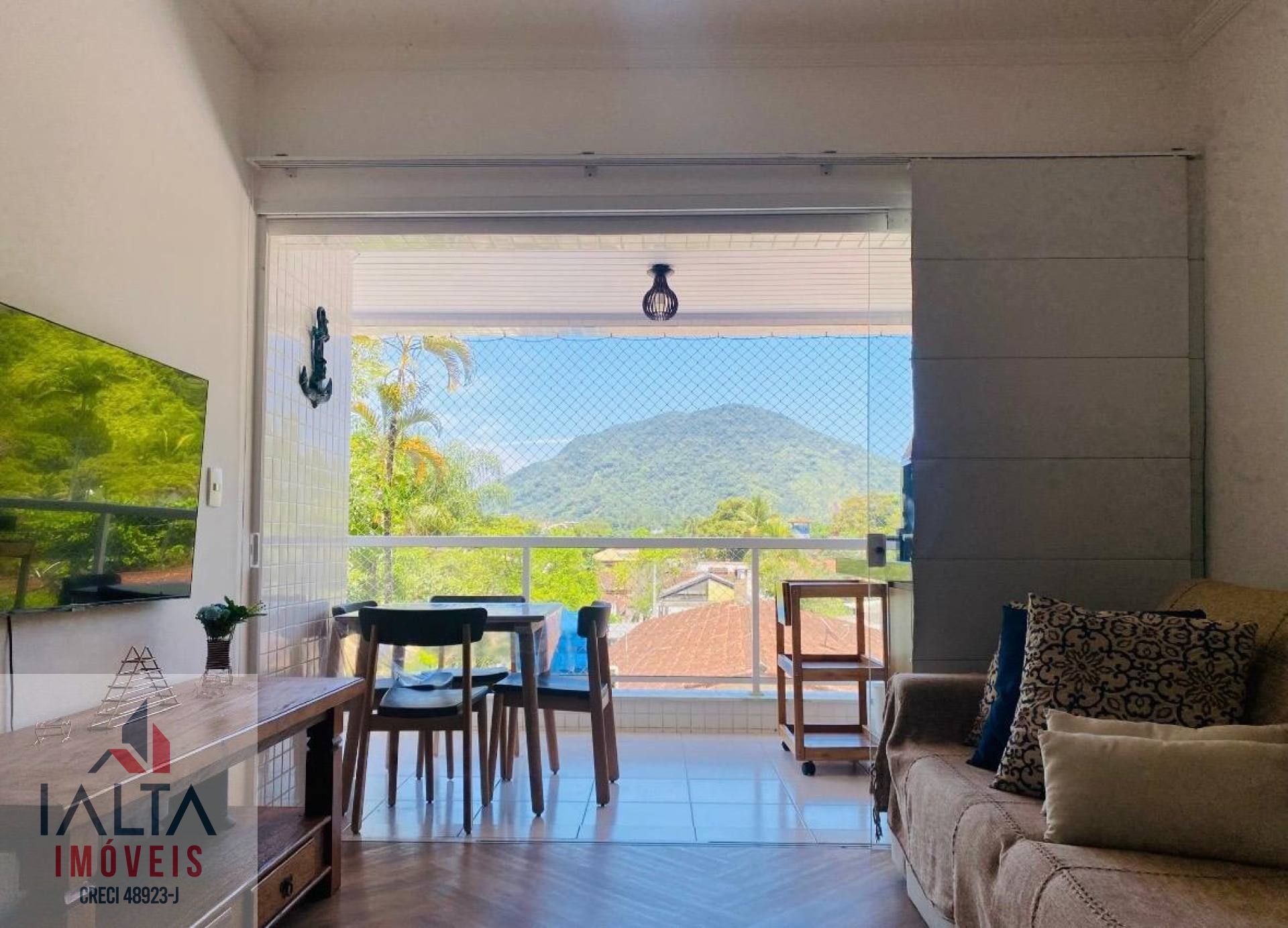 Apartamento Recém-Reformado a Apenas 90 Metros da Praia da Enseada!