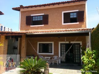 UM CANTINHO ESPECIAL NA MARTIM DE SÁ, sobrado espaçoso e cheio de charme! OPORTUNIDADE