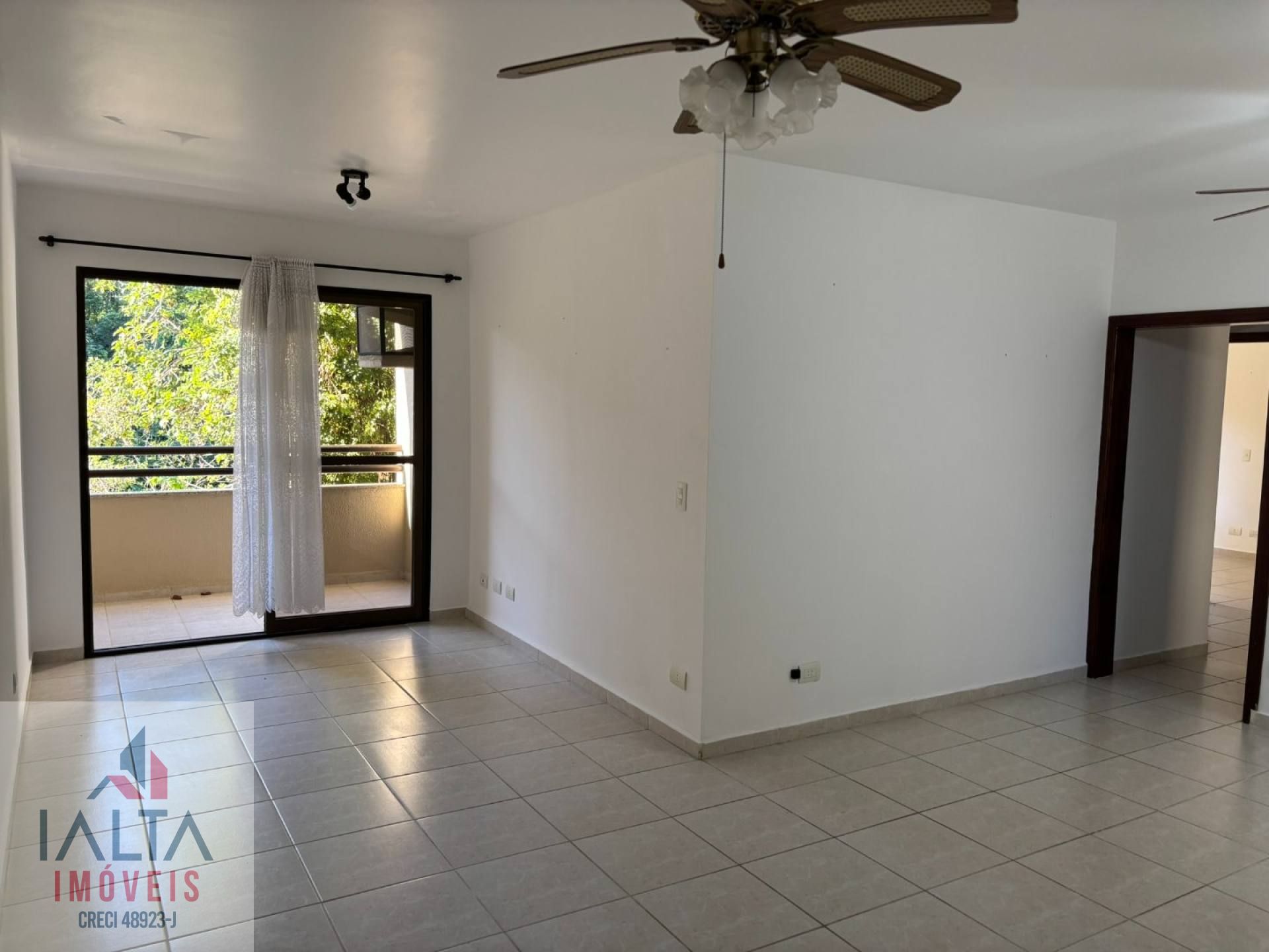 Apartamento Amplo com 3 Dormitórios e Vista para a Mata no Centro de Ubatuba