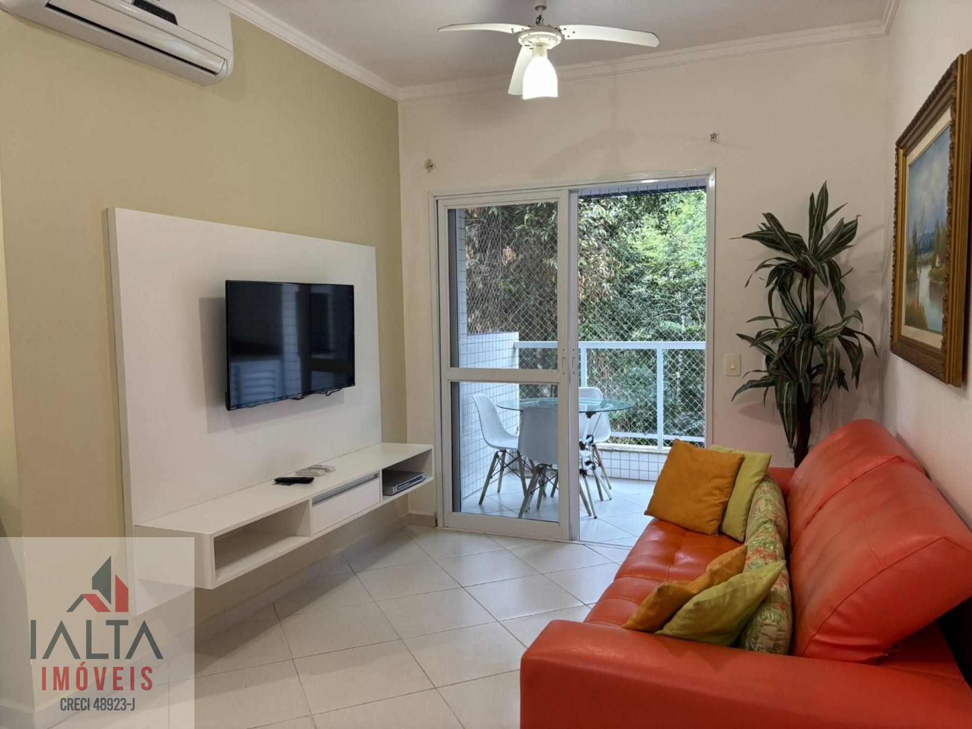 Apartamento Mobiliado com 2 Dormitórios e Vista para a Mata a 225m da Praia