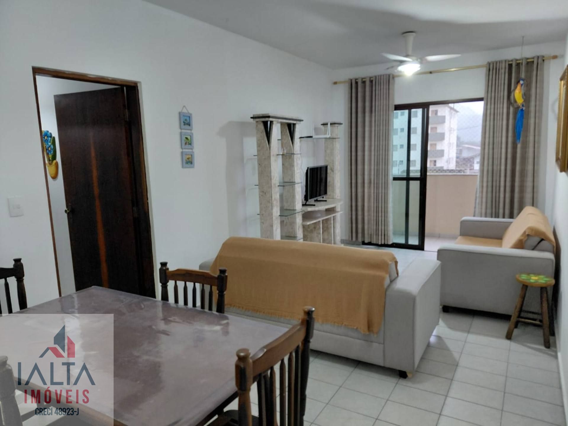 Apartamento Mobiliado com 2 Dormitórios (1 Suíte) à Venda no Centro de Ubatuba