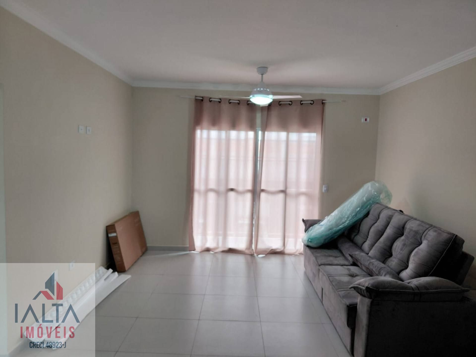 Locação Definitiva: Apartamento Mobiliado com 3 Dormitórios no Centro de Ubatuba