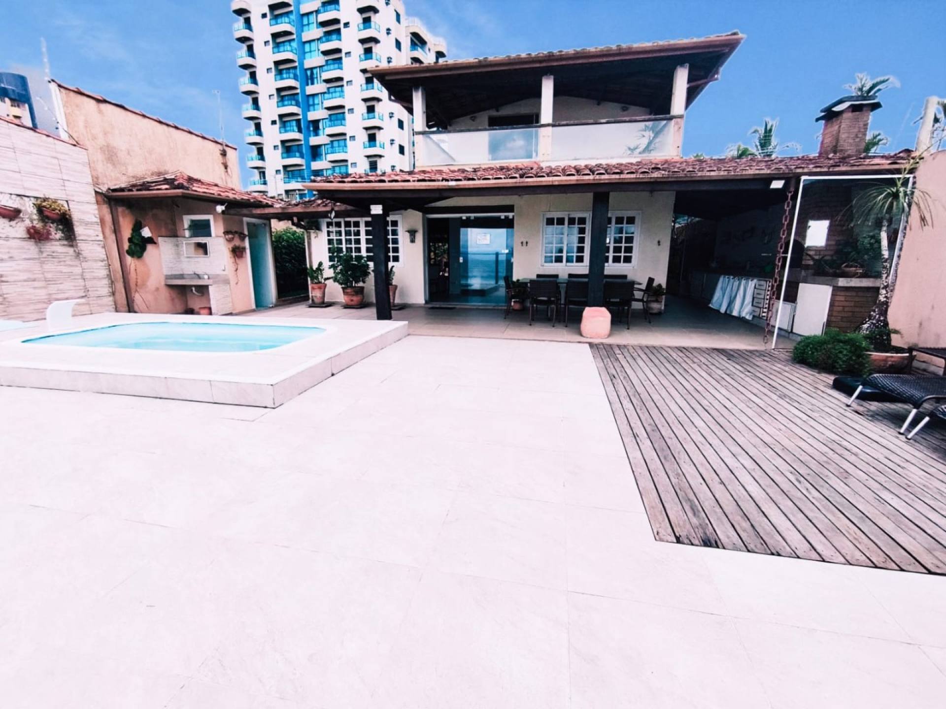Espaçosa Casa Sobrado à Venda com 6 Dormitórios (5 Suítes) e Piscina - 314m²