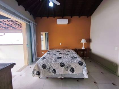 Espaçosa Casa Sobrado à Venda com 6 Dormitórios (5 Suítes) e Piscina - 314m²