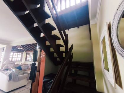 Espaçosa Casa Sobrado à Venda com 6 Dormitórios (5 Suítes) e Piscina - 314m²