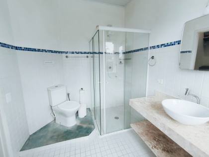Espaçosa Casa Sobrado à Venda com 6 Dormitórios (5 Suítes) e Piscina - 314m²