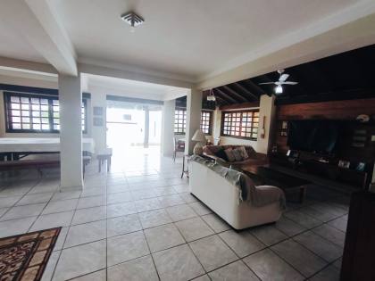 Espaçosa Casa Sobrado à Venda com 6 Dormitórios (5 Suítes) e Piscina - 314m²