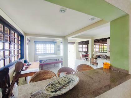 Espaçosa Casa Sobrado à Venda com 6 Dormitórios (5 Suítes) e Piscina - 314m²