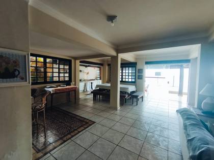 Espaçosa Casa Sobrado à Venda com 6 Dormitórios (5 Suítes) e Piscina - 314m²
