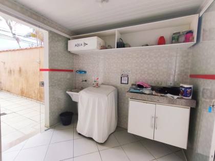 Espaçosa Casa Sobrado à Venda com 6 Dormitórios (5 Suítes) e Piscina - 314m²
